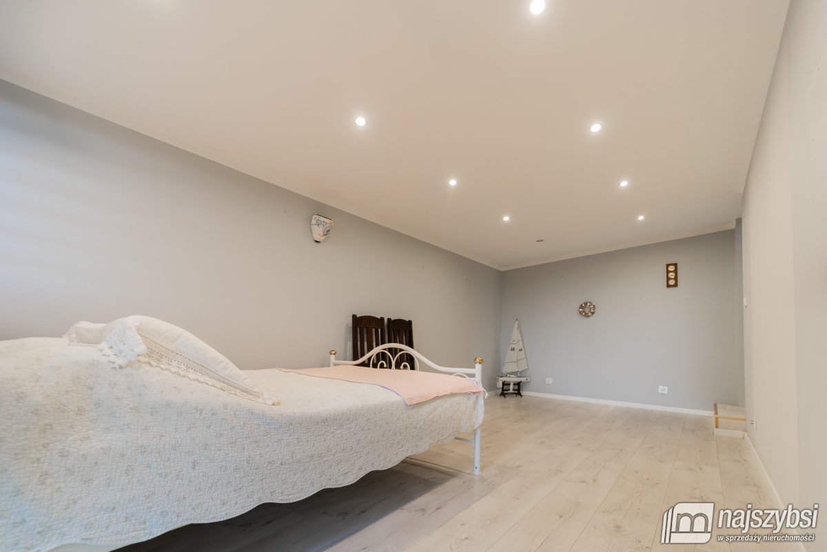 Uroczy dom całoroczny nad rzeką Dziwną (22)