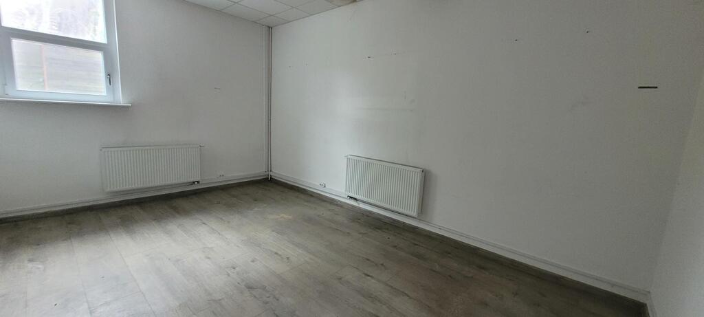 Lokal ( 80 m2)  z miejscami postojowymi - Przecław (3)