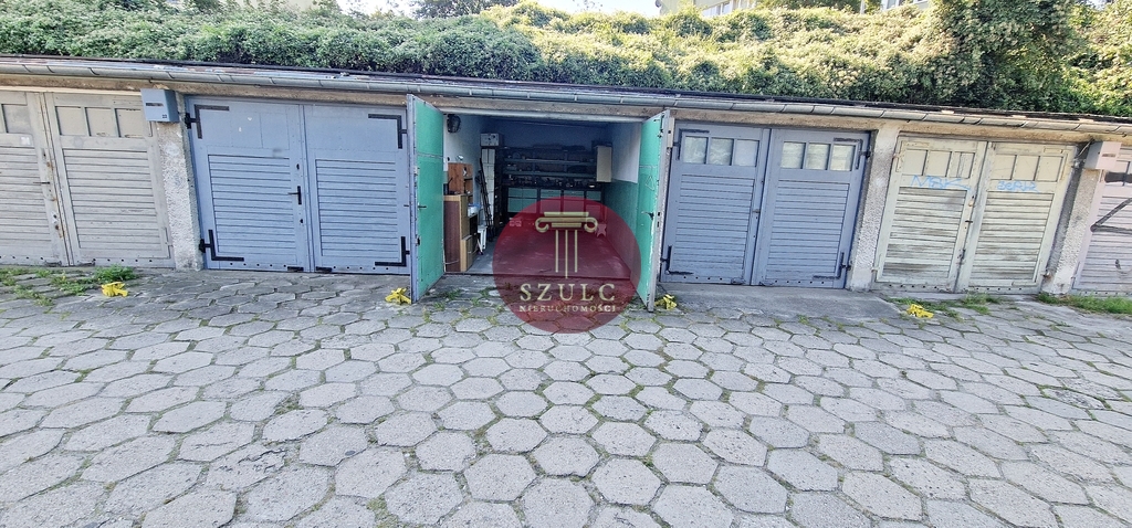 Funkcjonalny garaż z regałami i oświetleniem. (3)