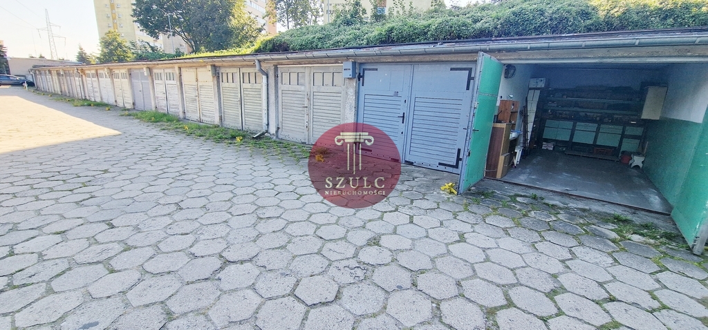 Funkcjonalny garaż z regałami i oświetleniem. (4)