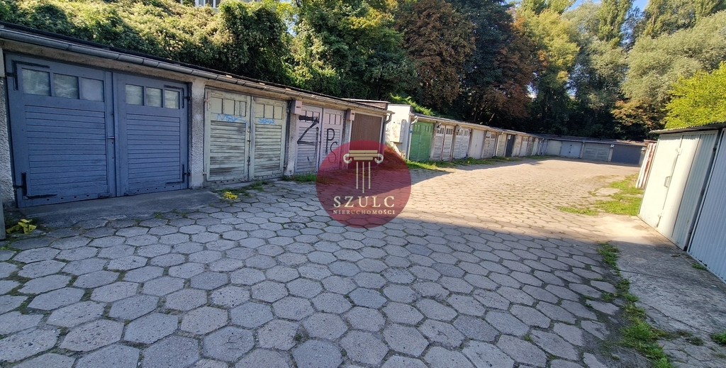 Funkcjonalny garaż z regałami i oświetleniem. (5)