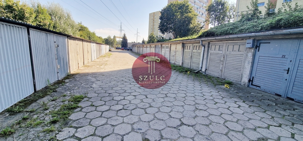 Funkcjonalny garaż z regałami i oświetleniem. (1)