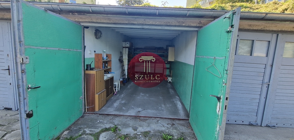 Funkcjonalny garaż z regałami i oświetleniem. (6)