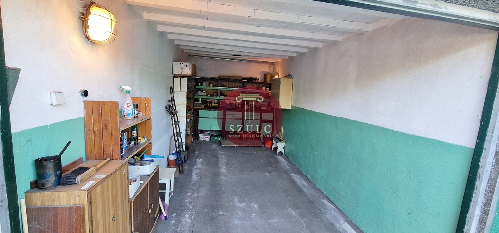 Funkcjonalny garaż z regałami i oświetleniem. (2)