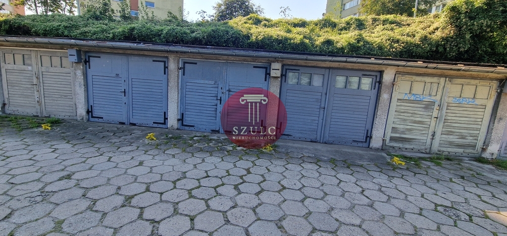 Funkcjonalny garaż z regałami i oświetleniem. (7)