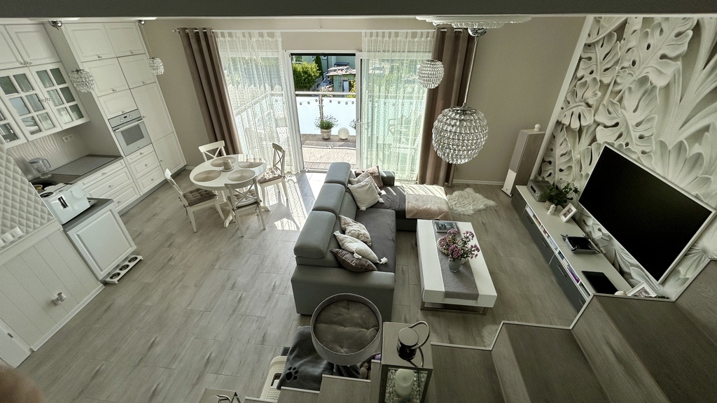 Dwupoziomowy apartament będący namiastką domu. (4)