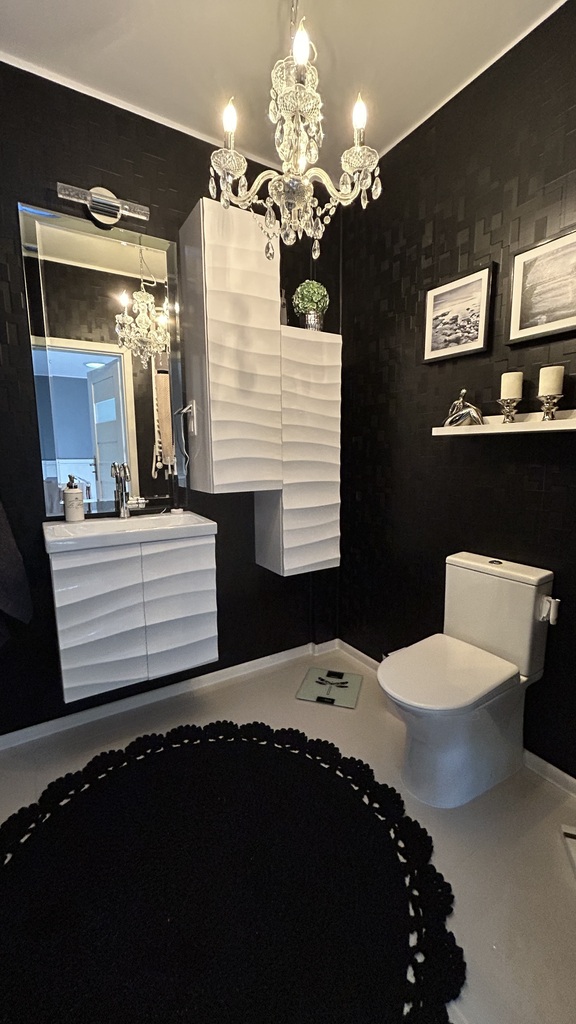 Dwupoziomowy apartament będący namiastką domu. (14)