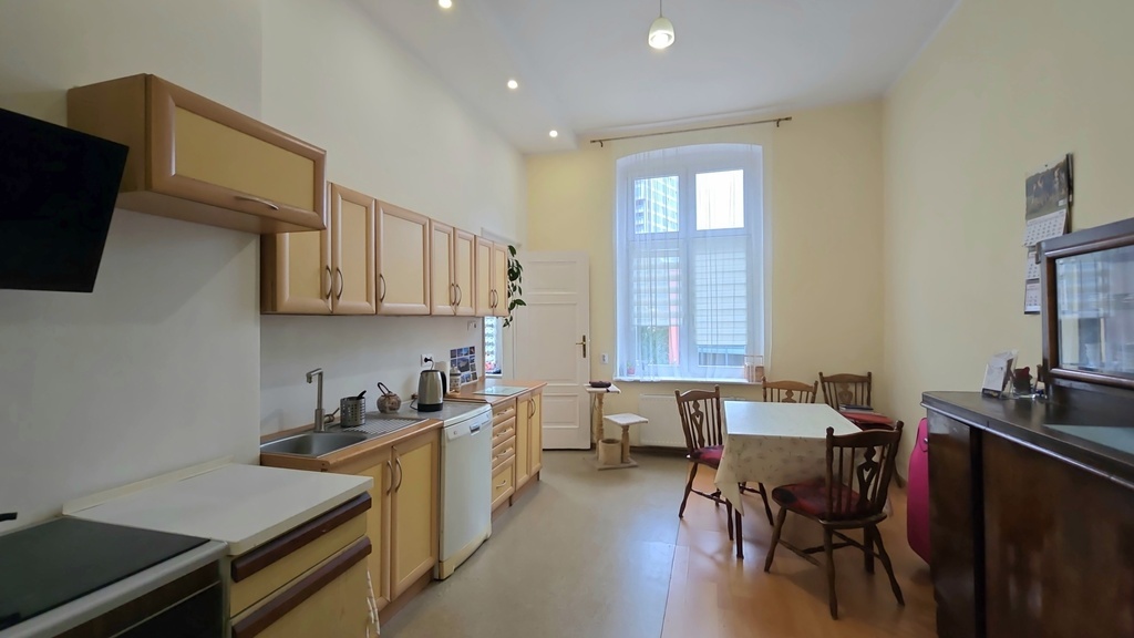 Na sprzedaż PIĘTRO przedwojennej WILLI w centrum (14)