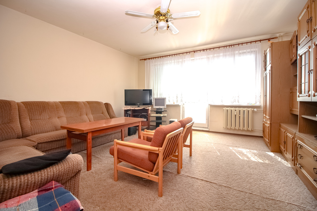 4 pokoje >>do remontu<< os. Pyrzyckie << (2)