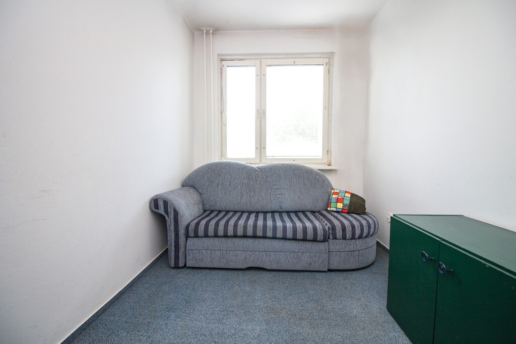 4 pokoje >>do remontu<< os. Pyrzyckie << (5)