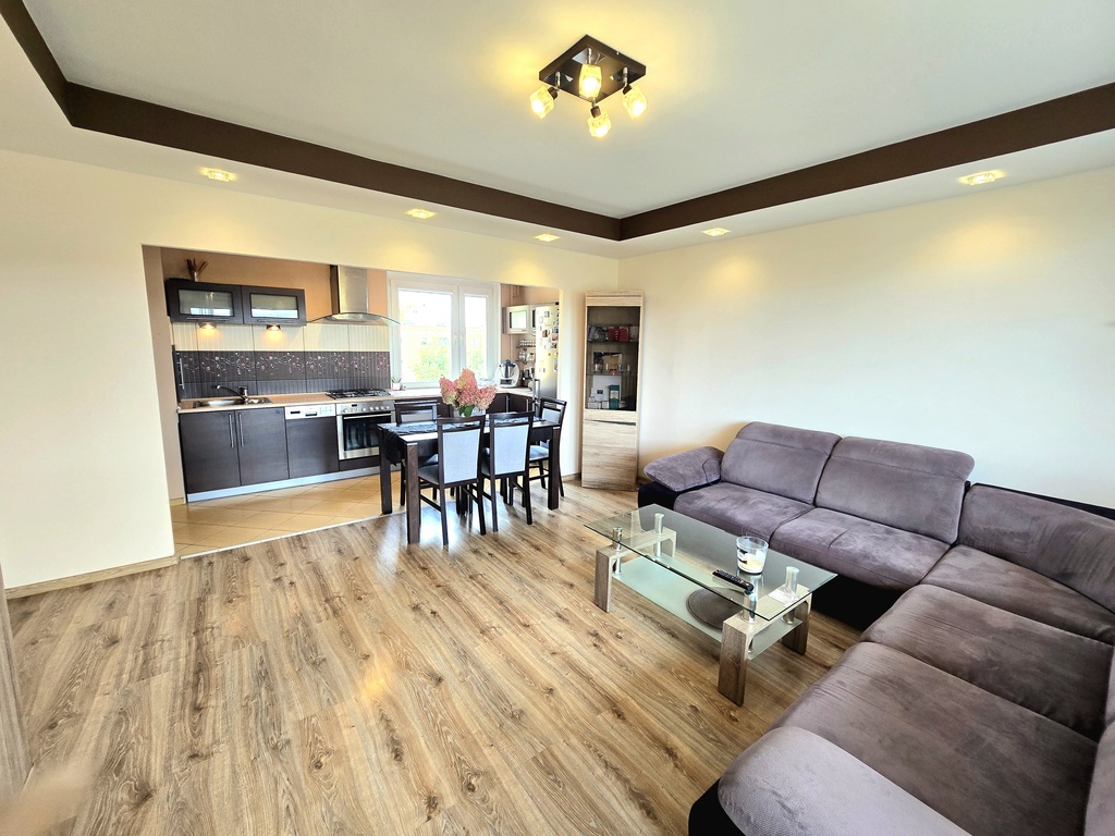 Przestronne mieszkanie w centrum Polic (1)