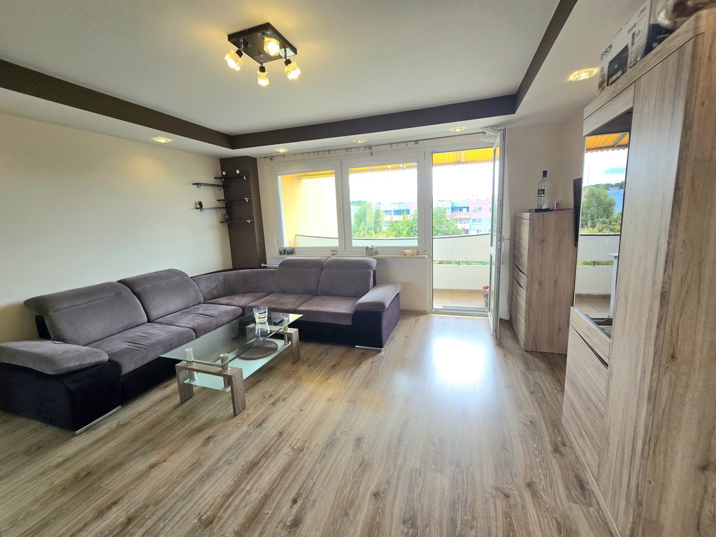 Przestronne mieszkanie w centrum Polic (2)