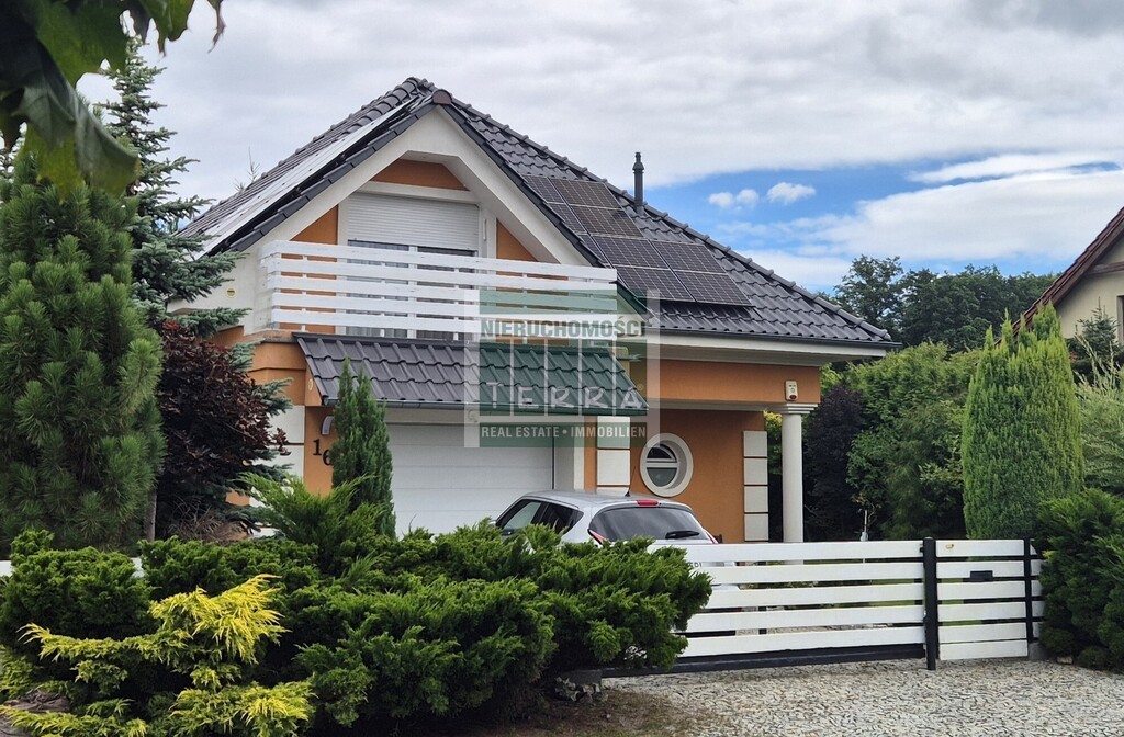 Uroczy dom na przedmieściach. (5)