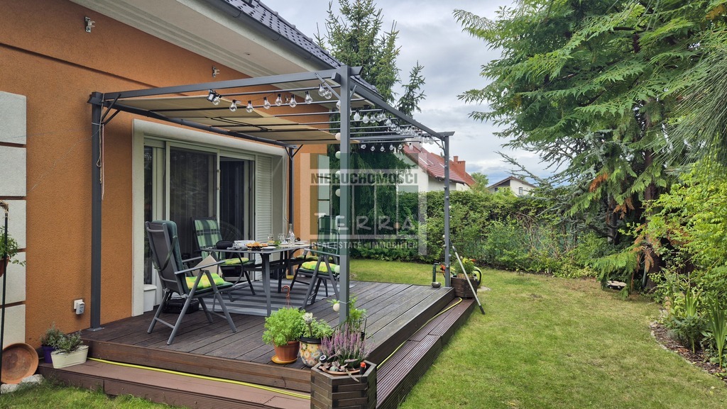 Uroczy dom na przedmieściach. (10)