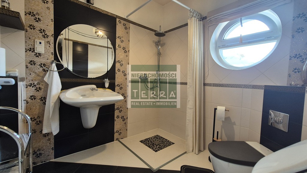 Uroczy dom na przedmieściach. (19)