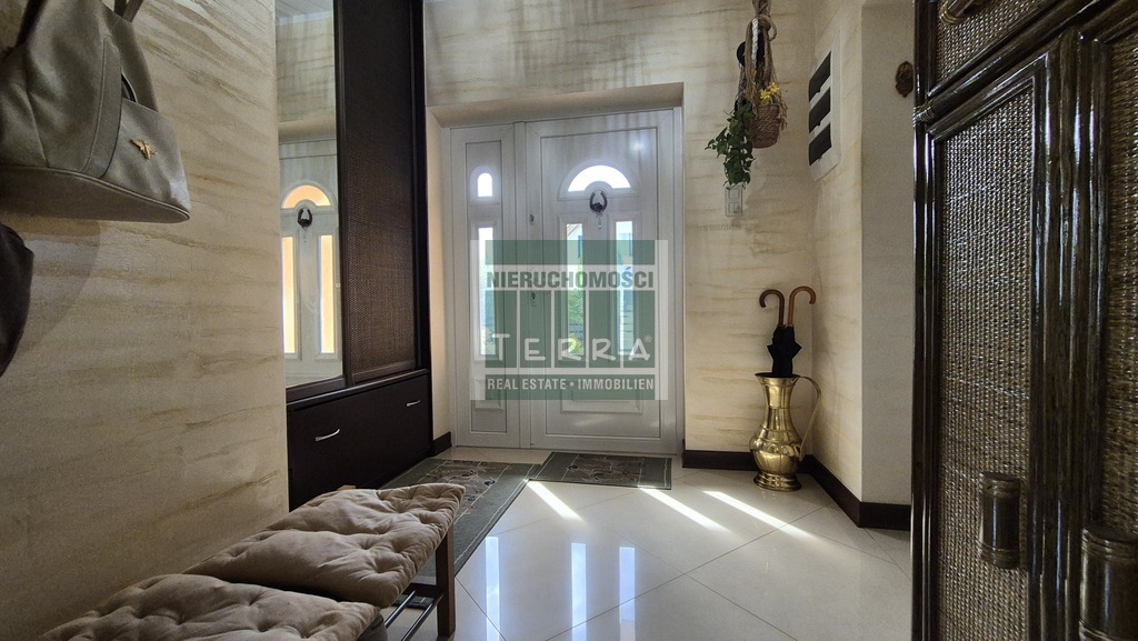 Uroczy dom na przedmieściach. (14)