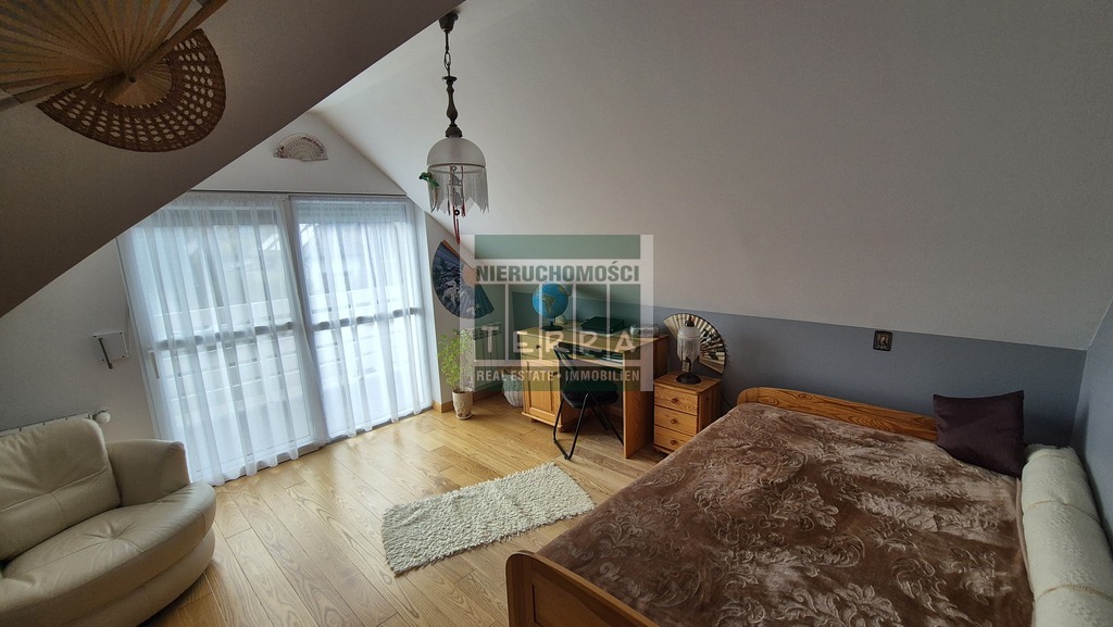 Uroczy dom na przedmieściach. (22)