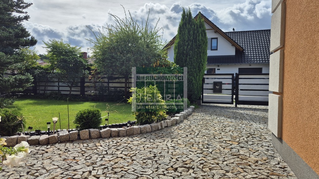 Uroczy dom na przedmieściach. (27)