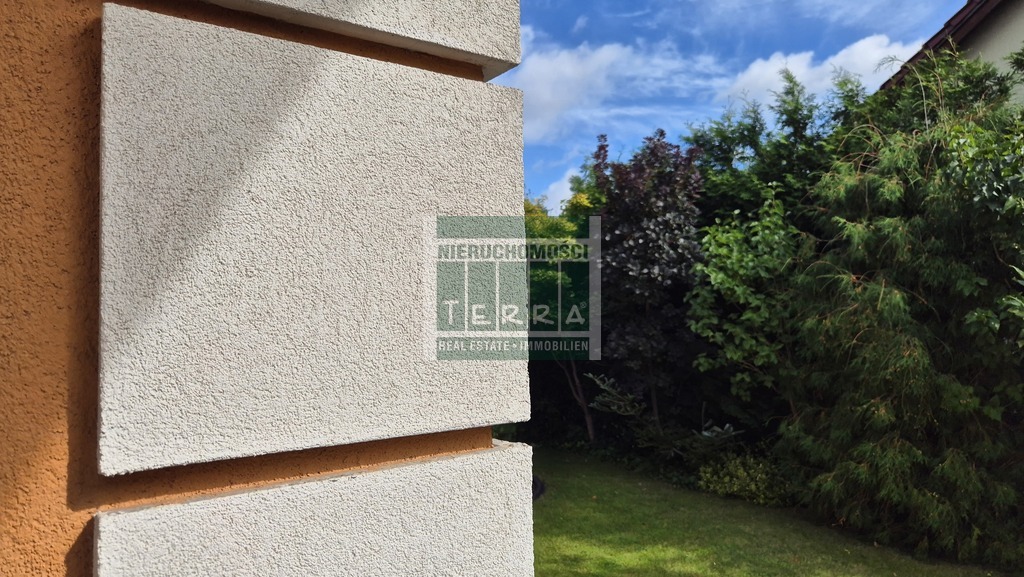 Uroczy dom na przedmieściach. (28)