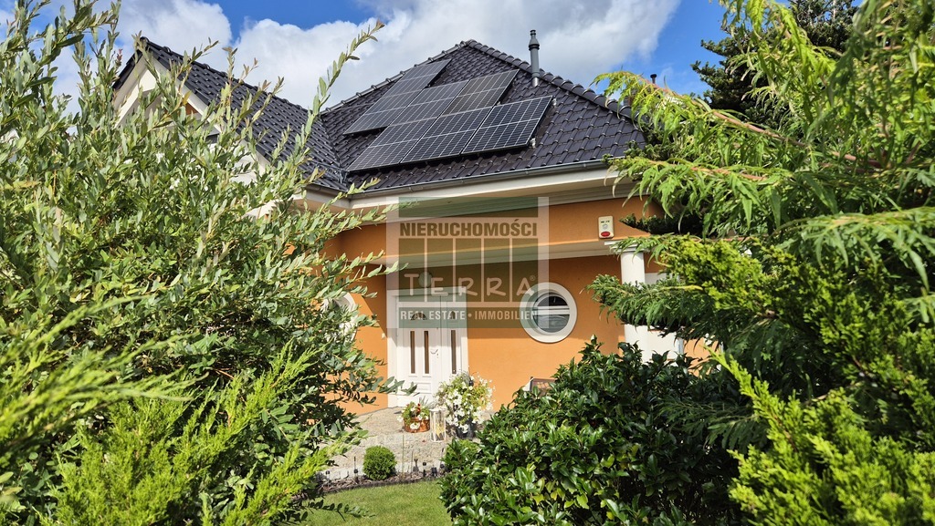 Uroczy dom na przedmieściach. (2)