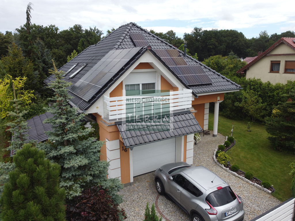 Uroczy dom na przedmieściach. (6)