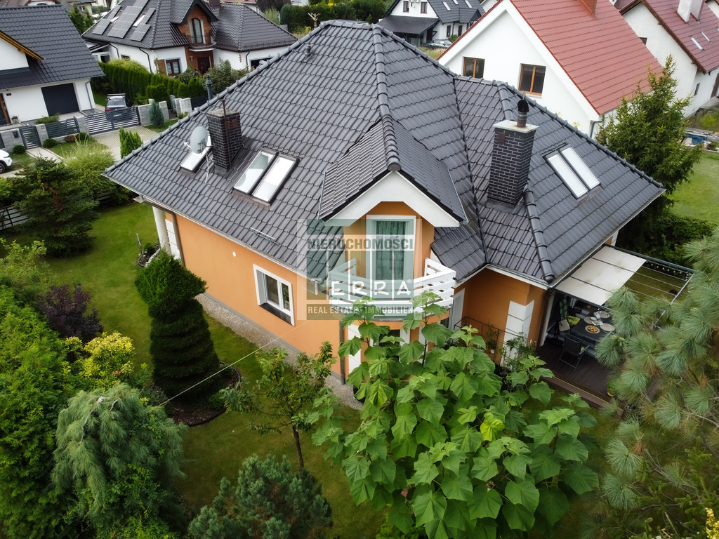 Uroczy dom na przedmieściach. (7)