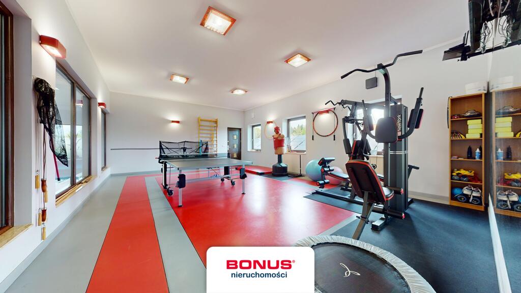 Wyjątkowy dom parterowy z basenem i piękną działką (18)