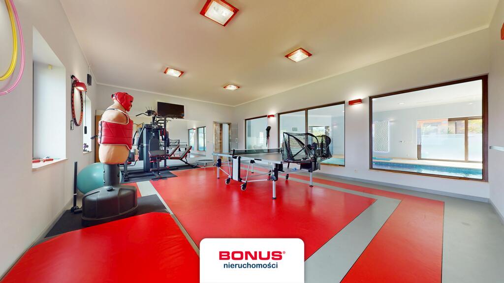 Wyjątkowy dom parterowy z basenem i piękną działką (19)