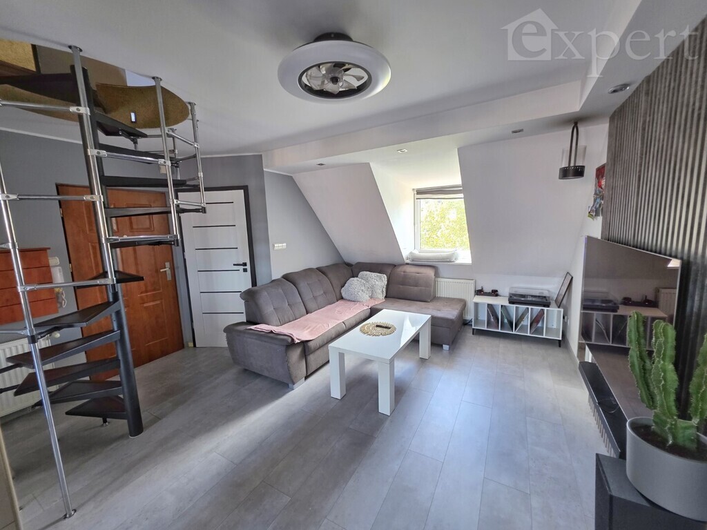 Dwa poziomy z tarasem i miejscem parkingowym (3)