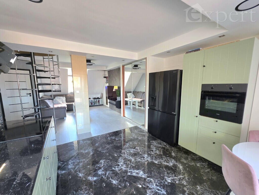 Dwa poziomy z tarasem i miejscem parkingowym (5)