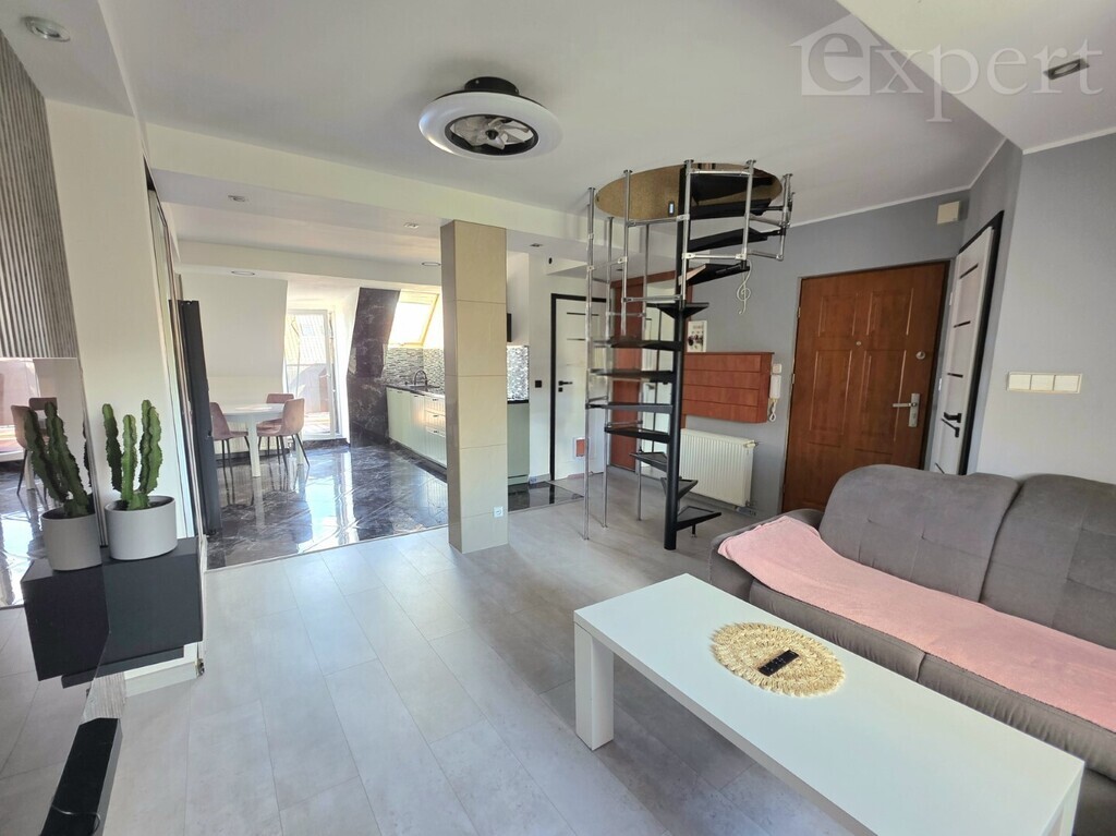 Dwa poziomy z tarasem i miejscem parkingowym (4)