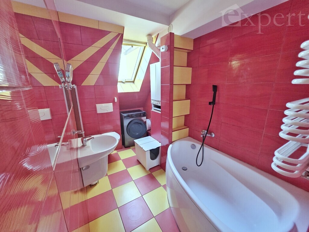 Dwa poziomy z tarasem i miejscem parkingowym (17)