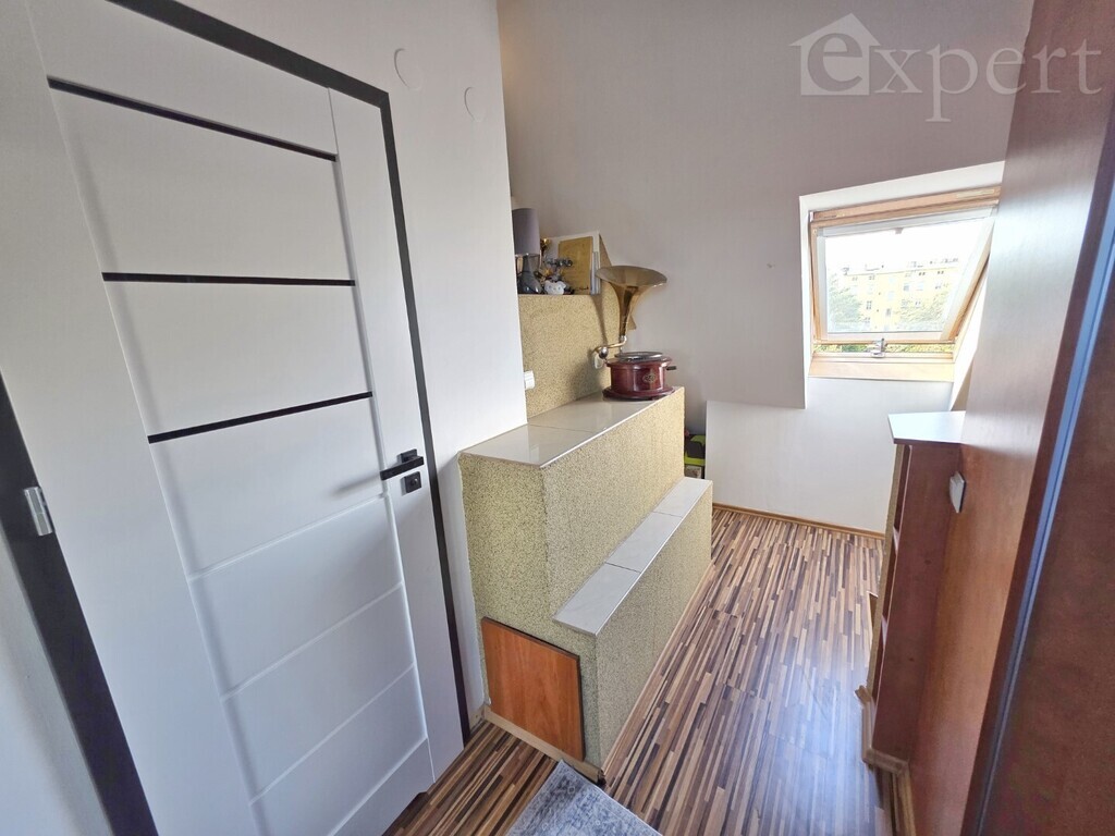 Dwa poziomy z tarasem i miejscem parkingowym (21)