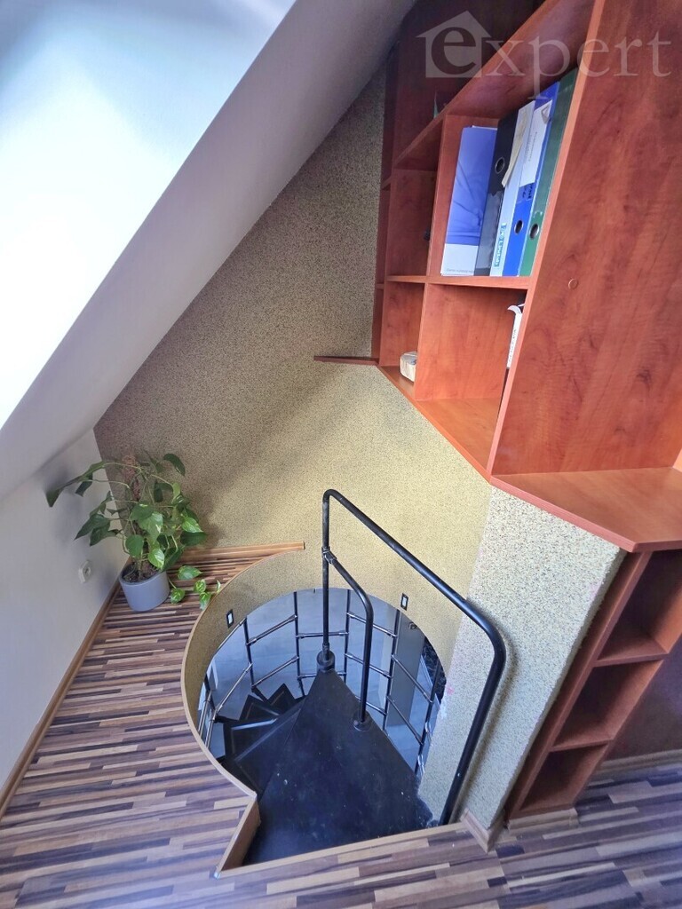 Dwa poziomy z tarasem i miejscem parkingowym (20)