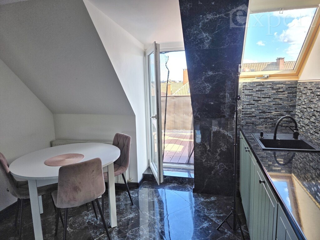 Dwa poziomy z tarasem i miejscem parkingowym (6)