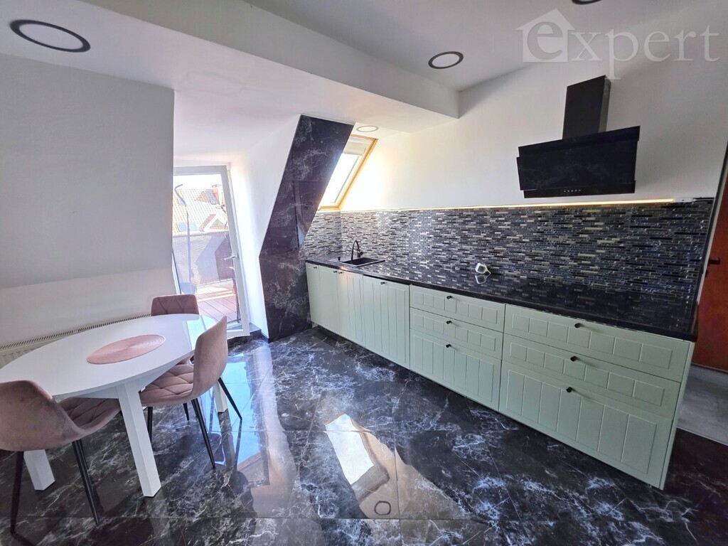 Dwa poziomy z tarasem i miejscem parkingowym (8)