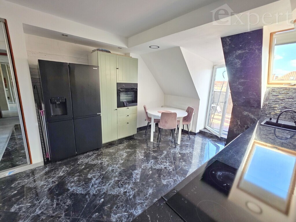 Dwa poziomy z tarasem i miejscem parkingowym (7)