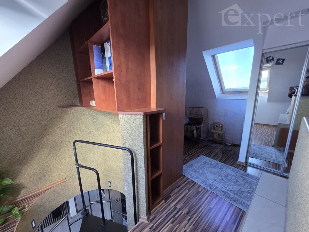 Dwa poziomy z tarasem i miejscem parkingowym (19)