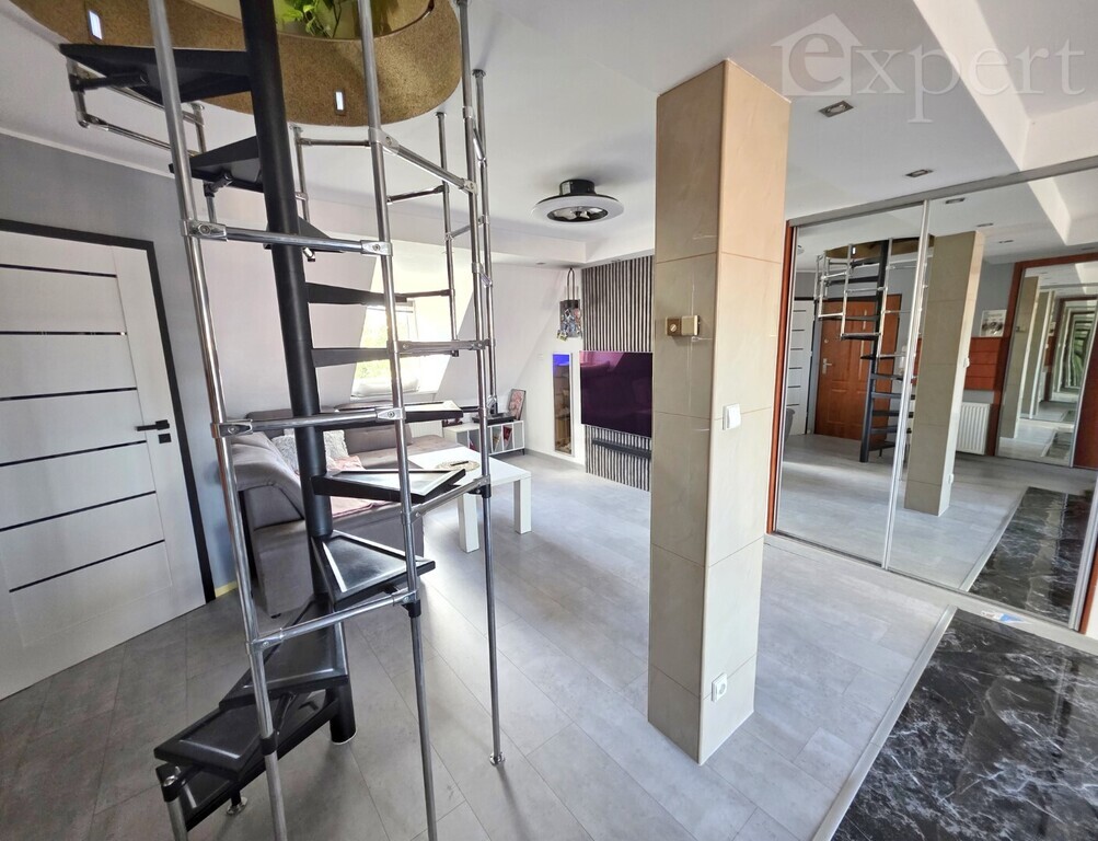 Dwa poziomy z tarasem i miejscem parkingowym (13)