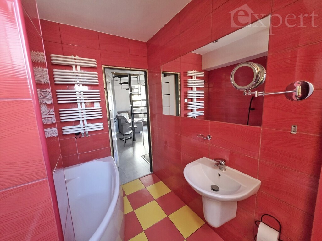 Dwa poziomy z tarasem i miejscem parkingowym (18)