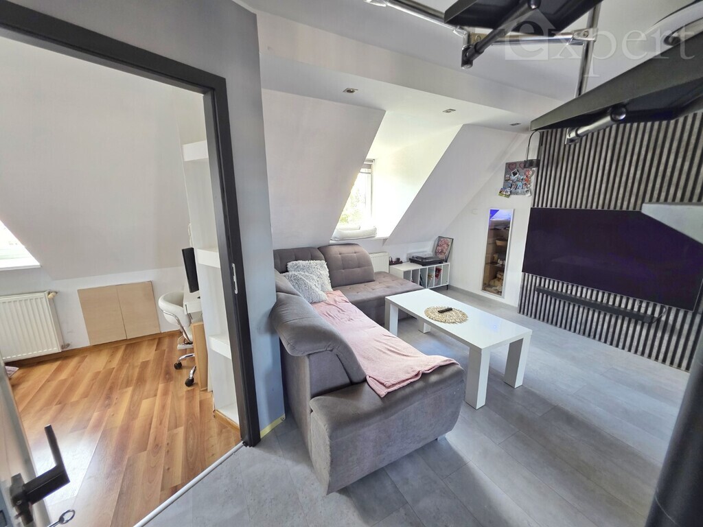 Dwa poziomy z tarasem i miejscem parkingowym (12)