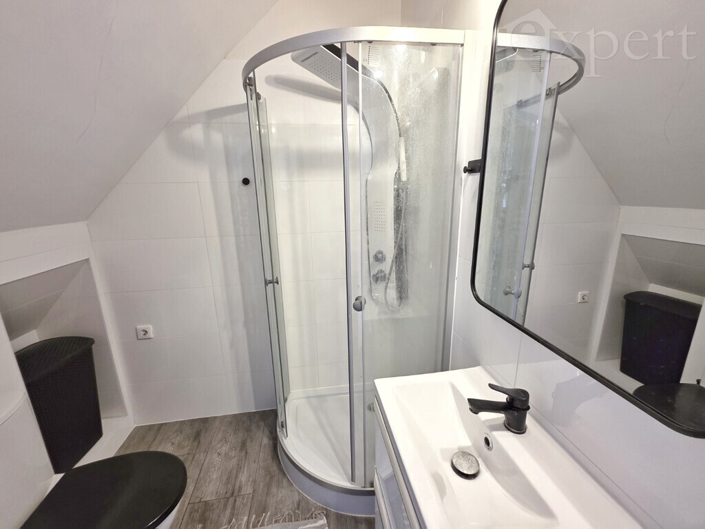 Dwa poziomy z tarasem i miejscem parkingowym (25)