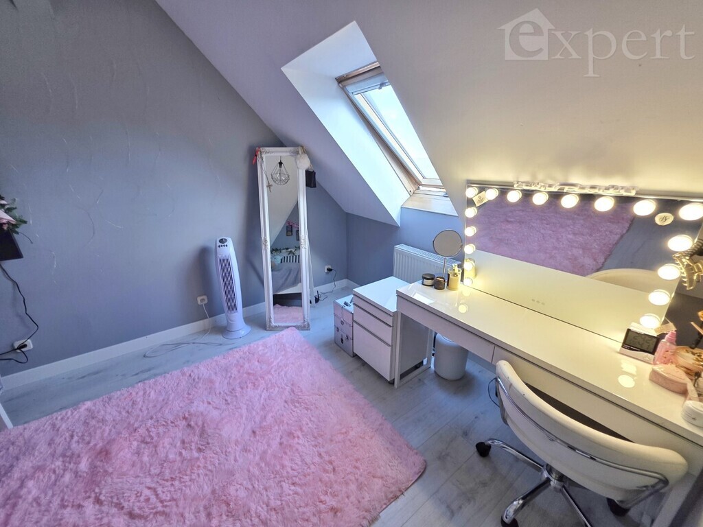 Dwa poziomy z tarasem i miejscem parkingowym (24)