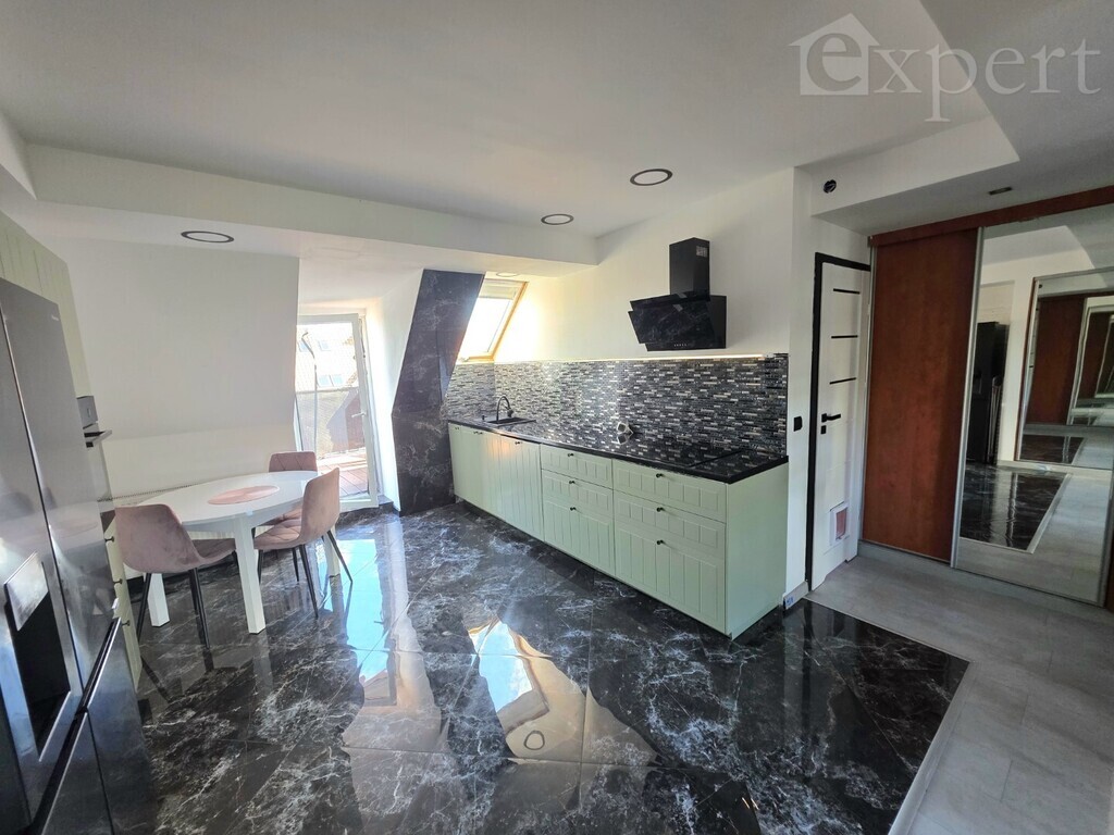 Dwa poziomy z tarasem i miejscem parkingowym (10)