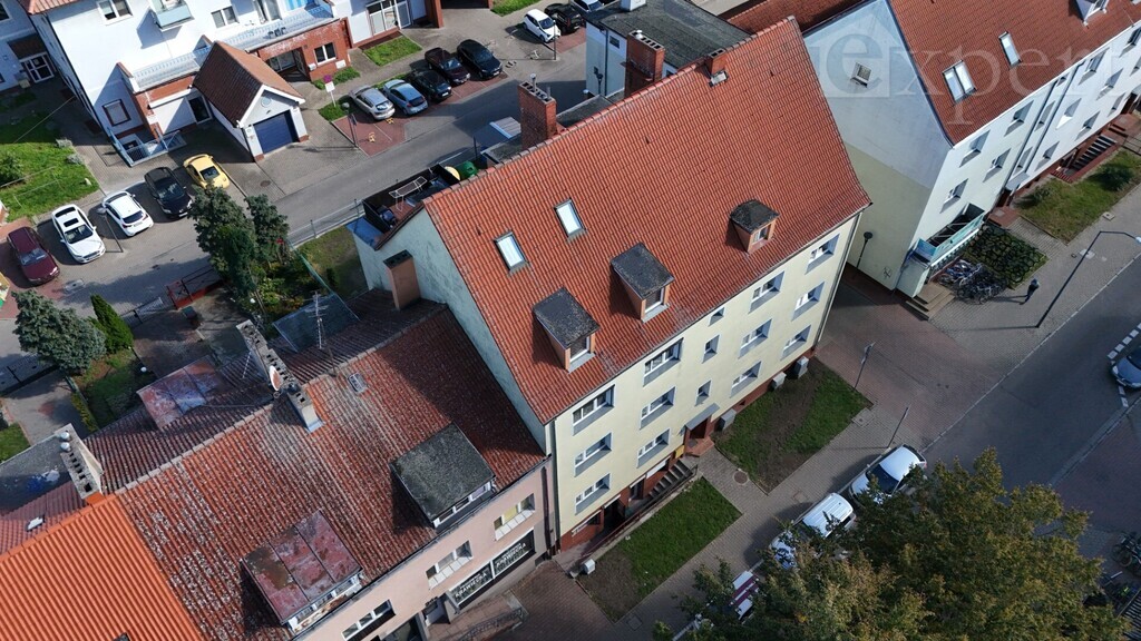 Dwa poziomy z tarasem i miejscem parkingowym (28)