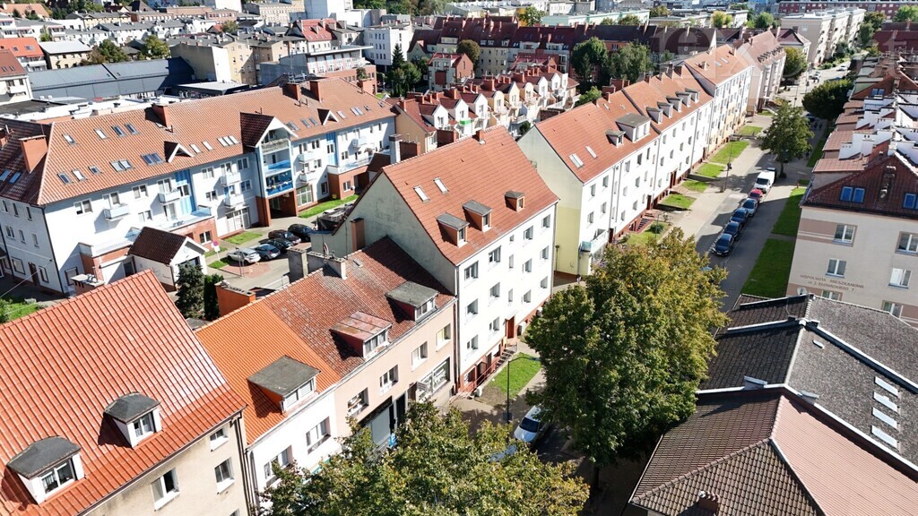 Dwa poziomy z tarasem i miejscem parkingowym (29)