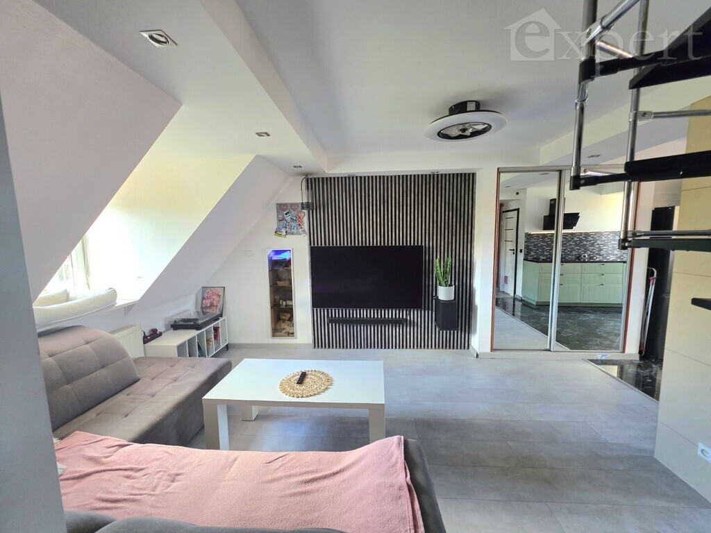 Dwa poziomy z tarasem i miejscem parkingowym (2)