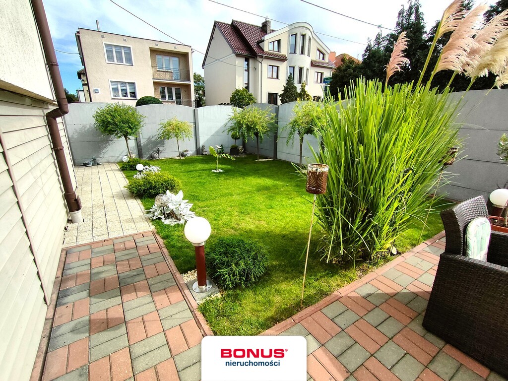 Dom z tarasem i 3 garażami (7)