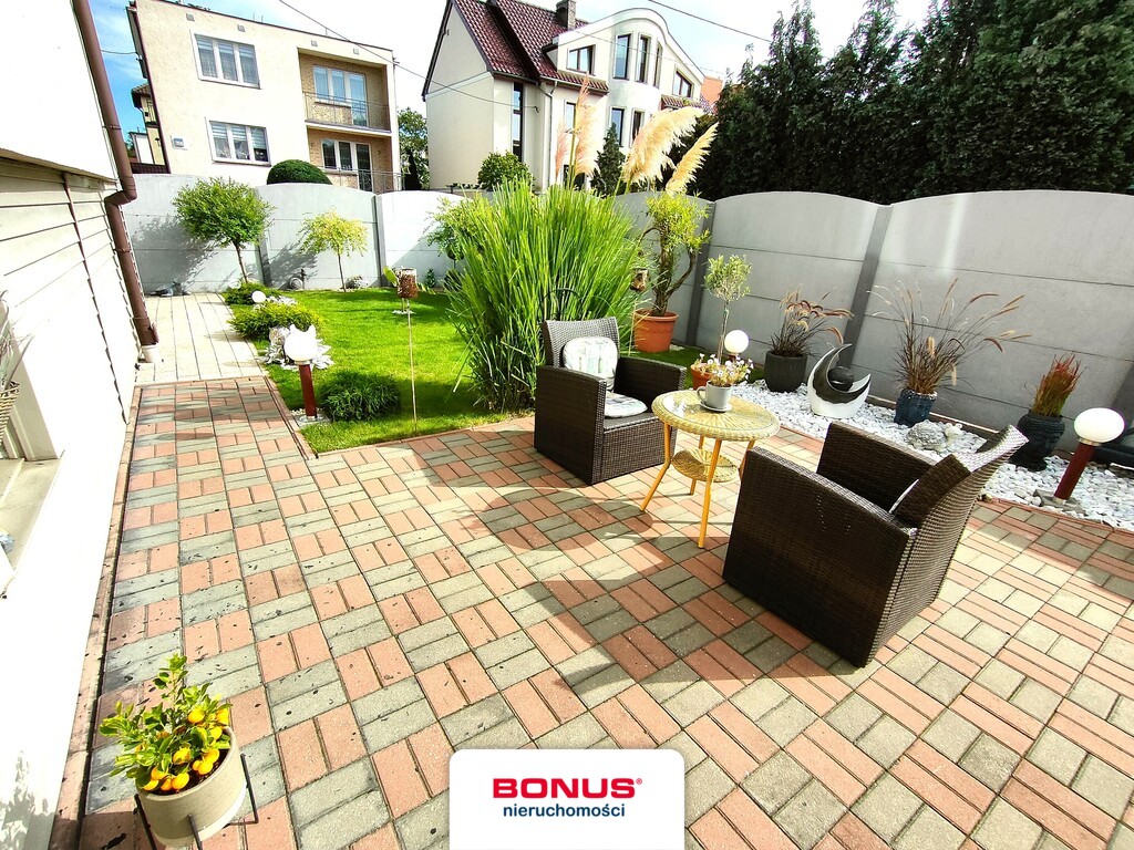 Dom z tarasem i 3 garażami (4)