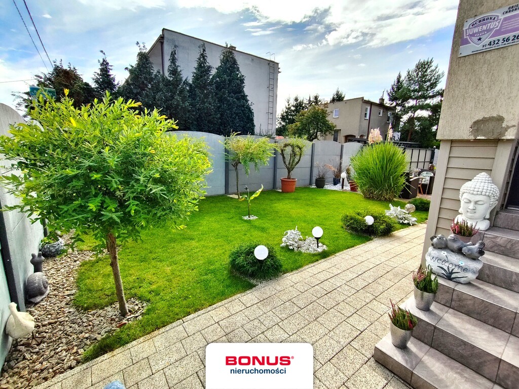 Dom z tarasem i 3 garażami (8)